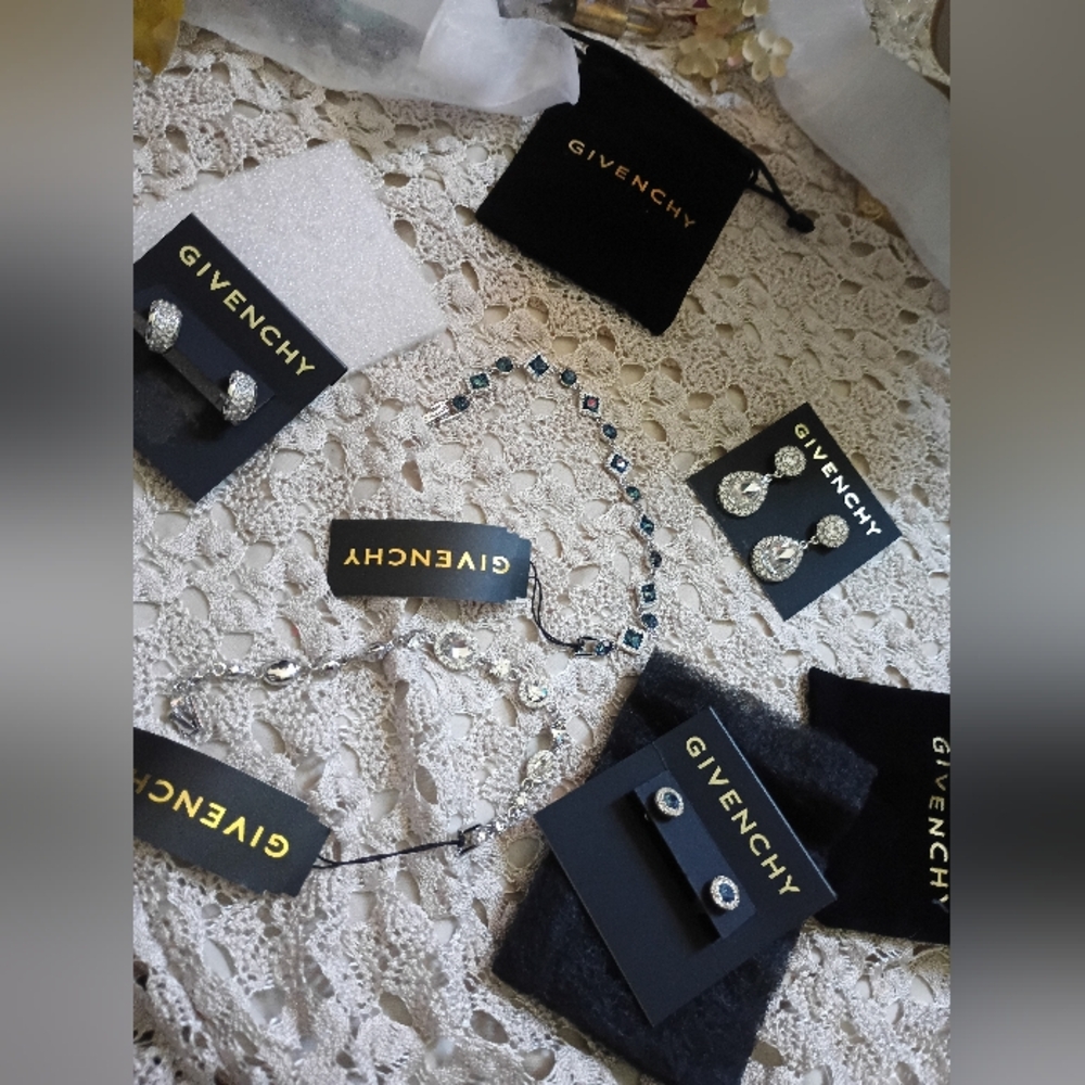 Givenchy Sparkling Accessory Collection - Picture 11 of 11